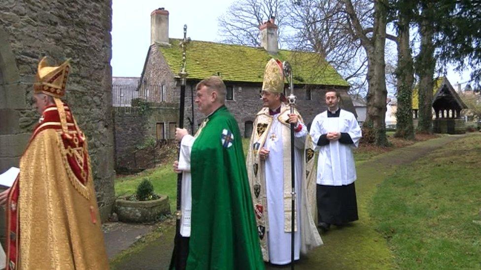 Yr Archesgob yn gwneud ei ffordd i Gadeirlan Aberhonddu ar gyfer ei orseddiad