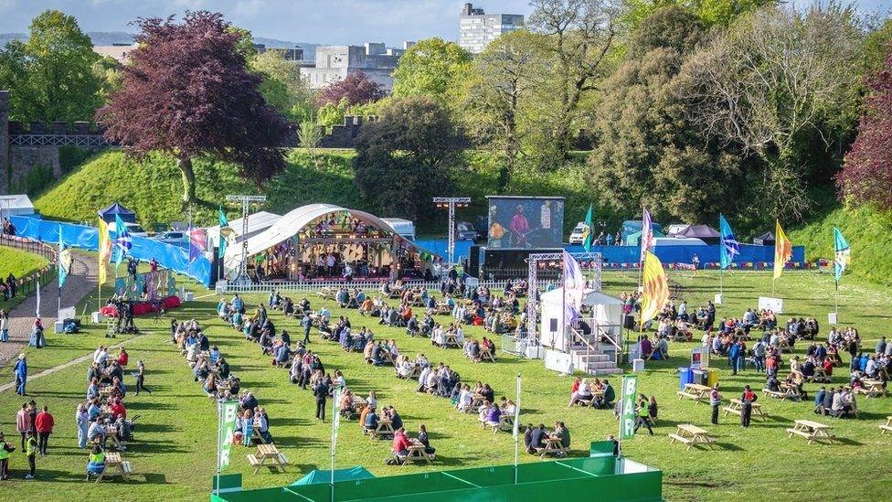 Roedd 500 o bobl lwcus o fewn muriau Castell Caerdydd ar Ddydd Sadwrn, 15 Mai, i fwynhau Tafwyl, yr ŵyl gelfyddydol Gymraeg boblogaidd yn y brifddinas