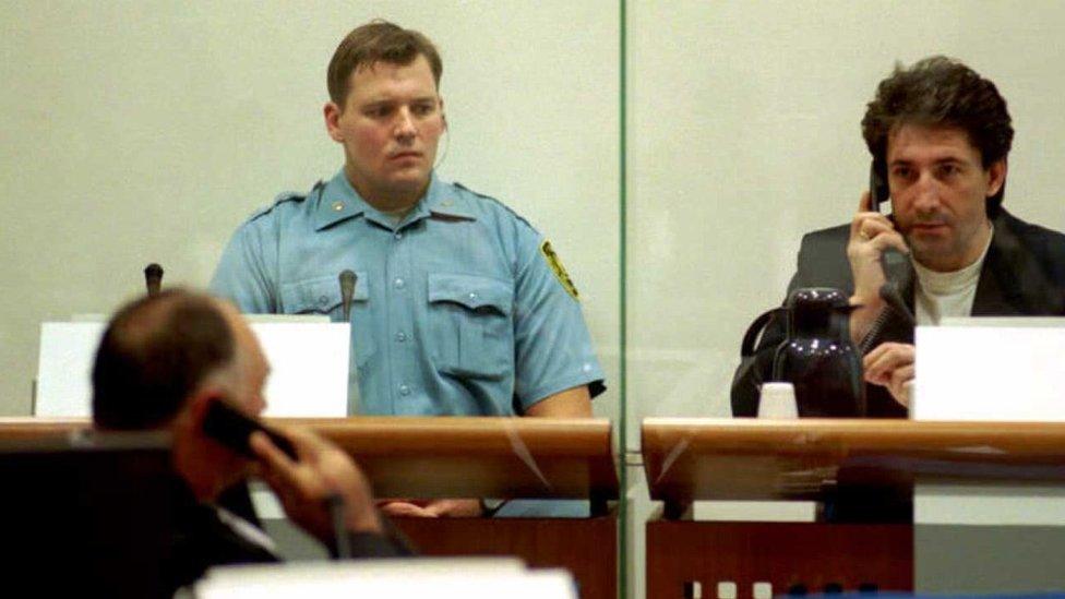 Bosnian Serb Dusko Tadic (r) talks to his lawyer (l) in 1995 at the war crimes tribunal in The Hague