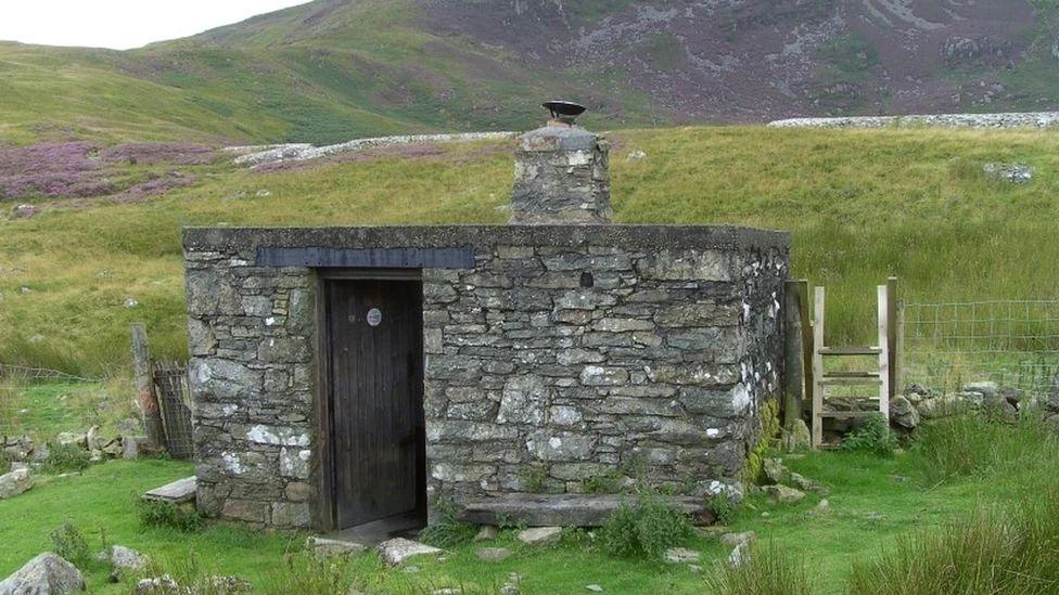 Hoff bothy Gareth yw'r un ar droed Arenig Fawr. Mae llyn Arenig Fawr gerllaw a'r daith i'r copa yn cymryd rhyw 2.5 awr o Lyn Celyn