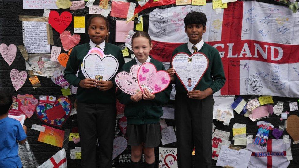 kids-holding-up-messages-for-Marcus-Rashford.