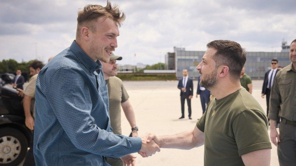 President Zelensky with one of the freed Ukrainian commanders