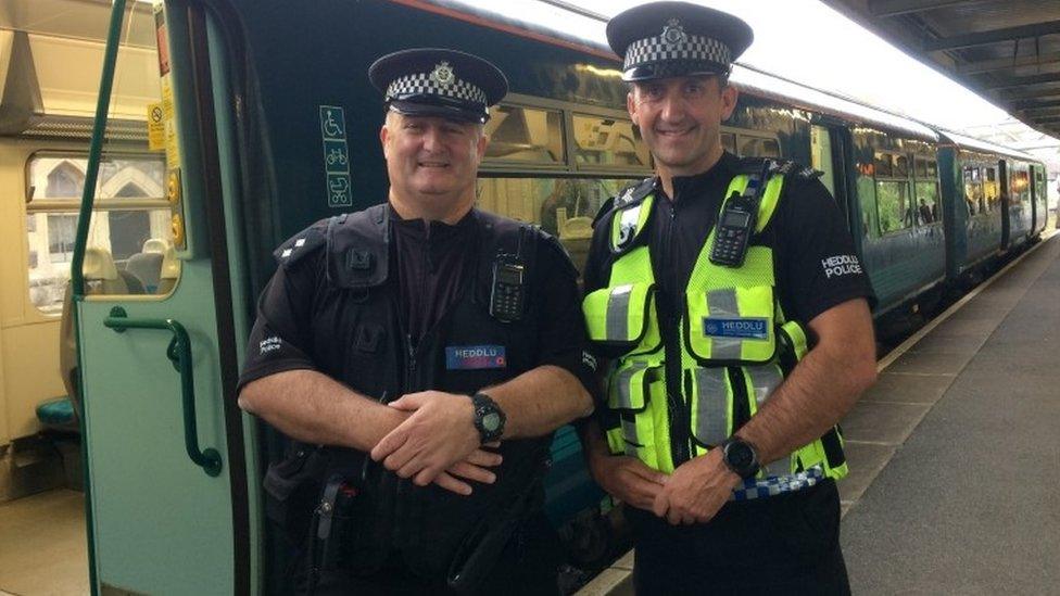 Insp Aled Davies (l) and Sgt Steve Dawkins (r)