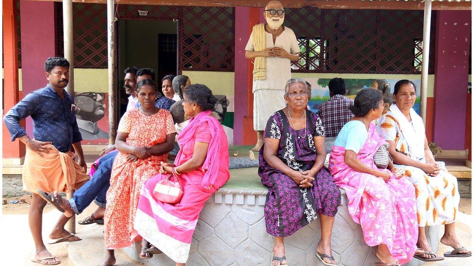 Indian flood victims who have left their flood affected homes sit at a relief camp in Karinganthurthu Paravur Ernakulam in Kochi, Kerala, India (20 August 2018)