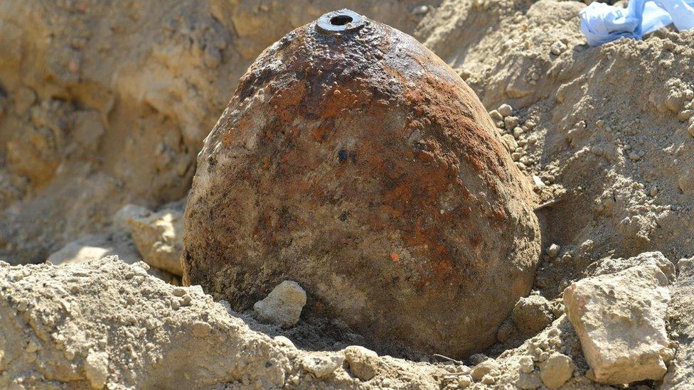 The World War II aerial bomb before it was defused in Ludwigshafen, western Germany on 26 August 2018.