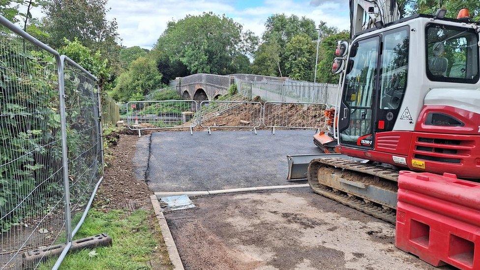 Work starts on the temporary bridge in Kibworth