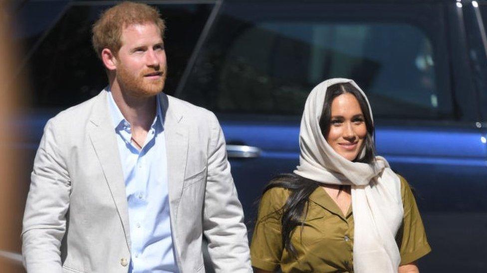 Harry-and-Meghan-outside-Auwal-Mosque.