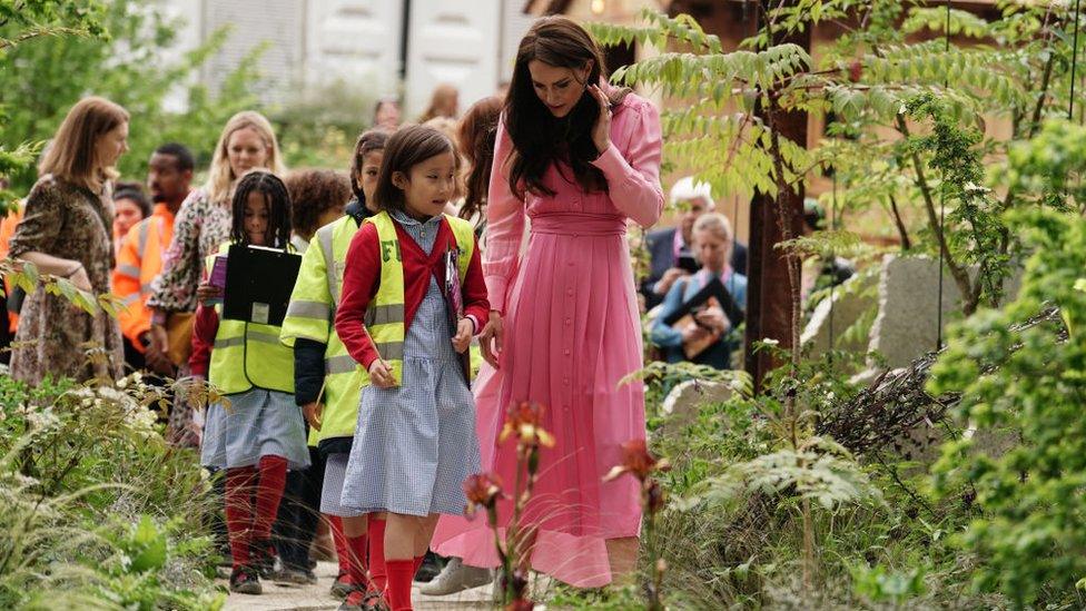 catherine-princess-of-wales-with-school-children.