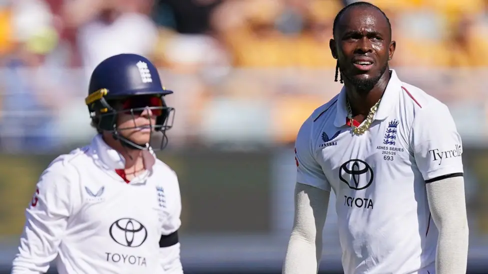 Hayden critica a Archer por llevarle una almohada a Gabba