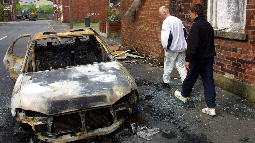 riots Oldham 2001