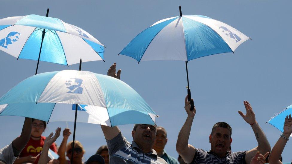 Supporters of Buenos Aires Mayor and presidential candidate for the 'Cambiemos' (Let's Change) party, Mauricio Macri, cheer during a rally in Buenos Aires