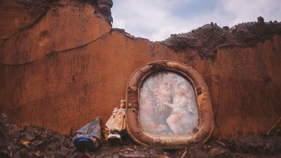 St. Joseph, at the right, is seen as the patron of families and Our Lady Aparecida, at the left, is the patron saint of Brazil. The images of the saints were found in the rubble of the affected district