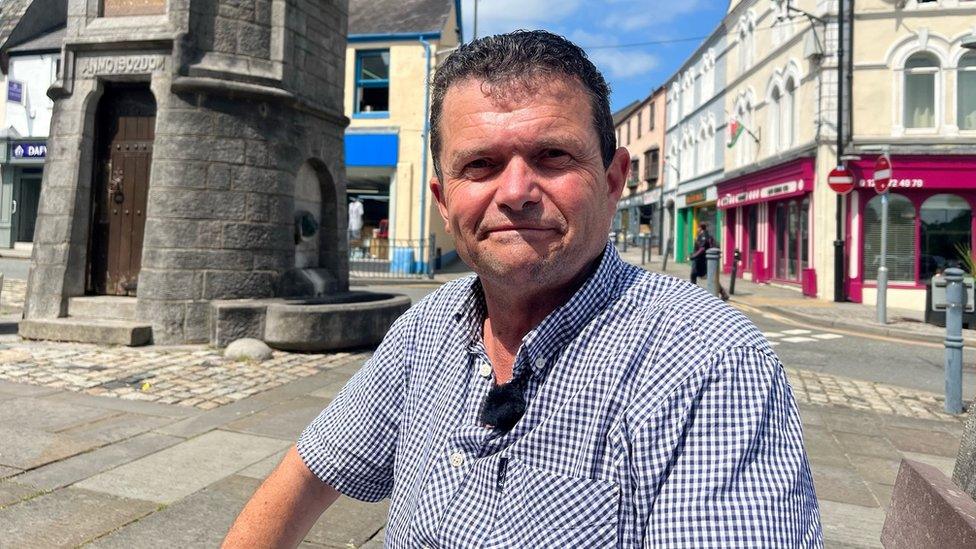 Desmond Edwards sitting on a bench on the Llangefni high street