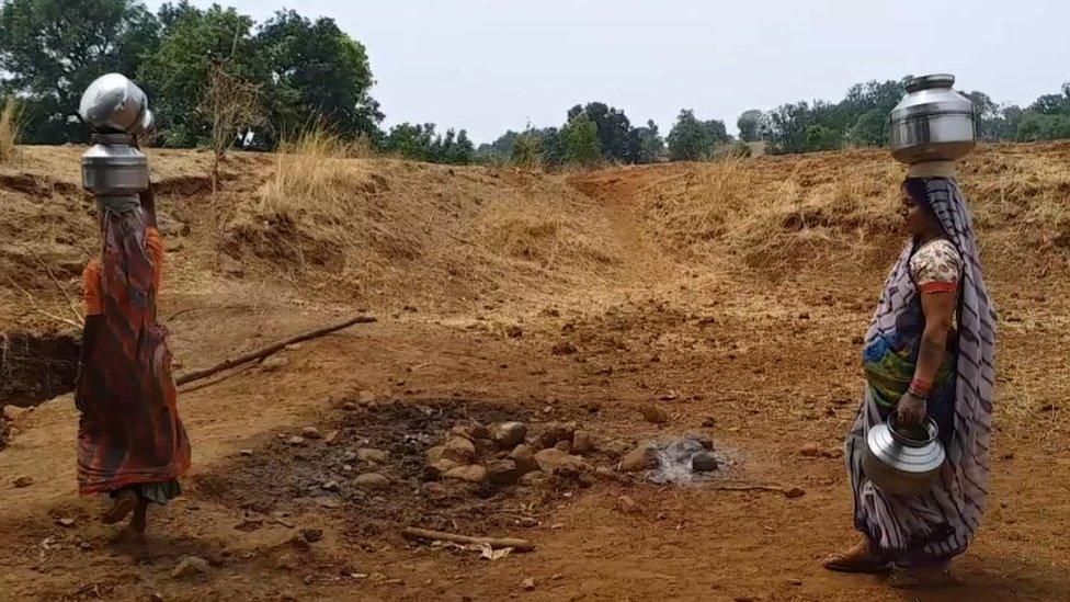 Bhuni Shelukar treks in the scorching heat to fetch water