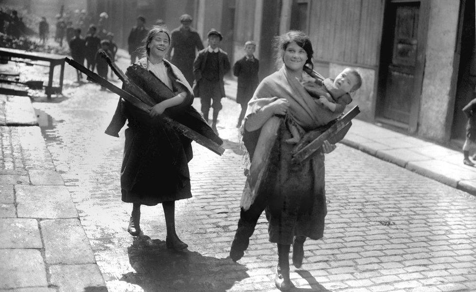 Children carrying wood in Dublin, 1916