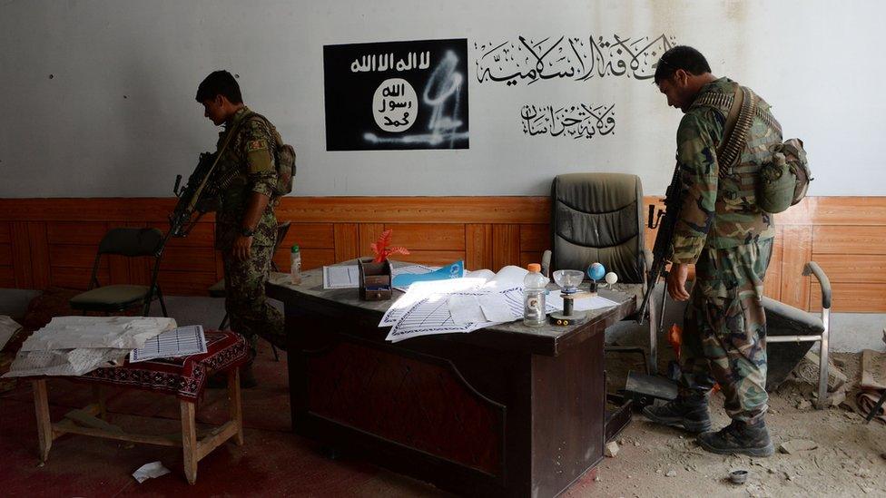 Afghan security forces patrol during ongoing clashes between security forces and Islamic State (IS) militants in Kot District in eastern Nangarhar province on July 26, 2016.