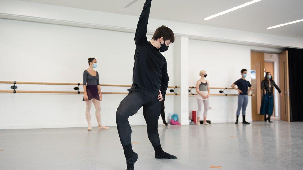 Jose Hurtardo, in ballet class