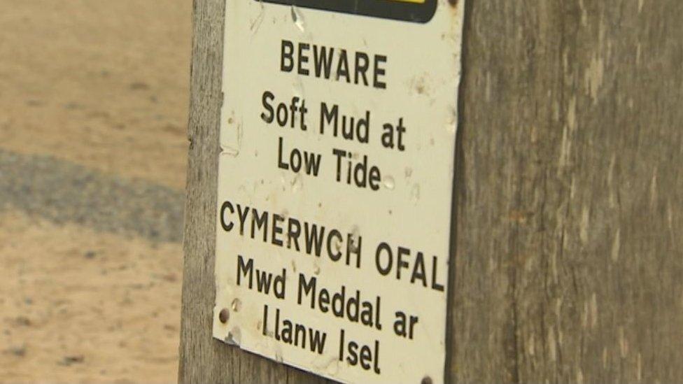 Arwydd ar draeth Talacre