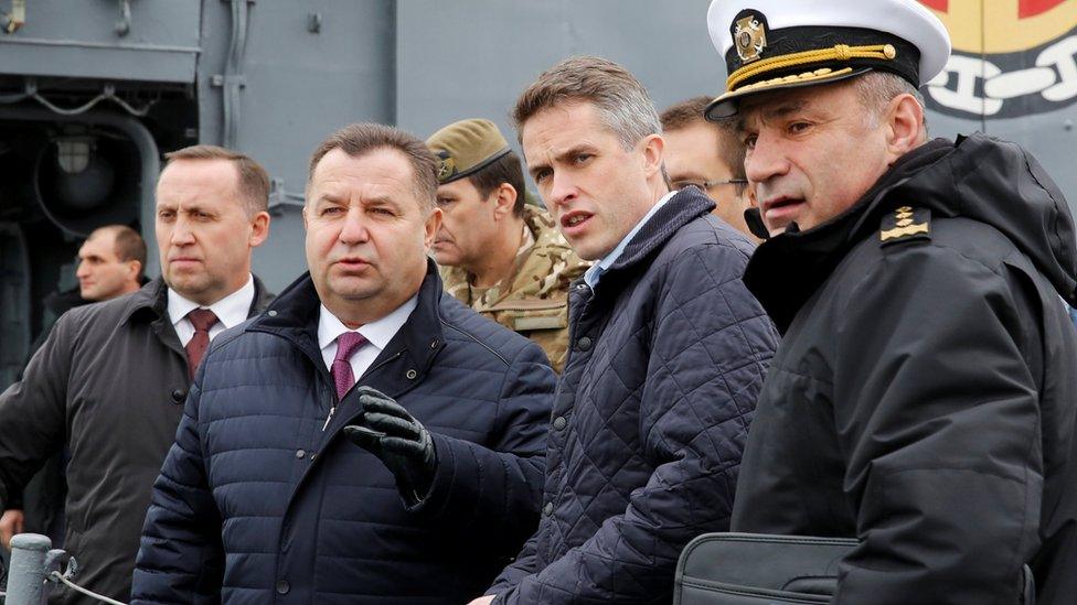 British Defence Minister Gavin Williamson (2nd R) speaks with his Ukrainian counterpart Stepan Poltorak