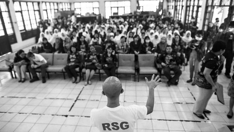 Jonathan How speaks at a school in Kalimantan