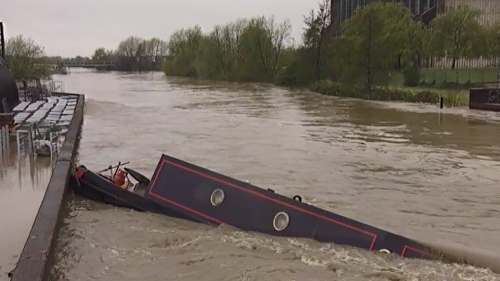 Capsized narrow boat at South Bridge