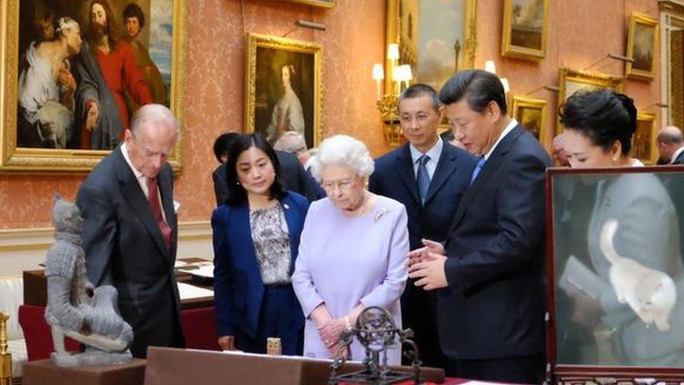 In Buckingham Palace the Queen and Duke of Edinburgh showed the President and his wife some Chinese artwork in the Royal Collection.