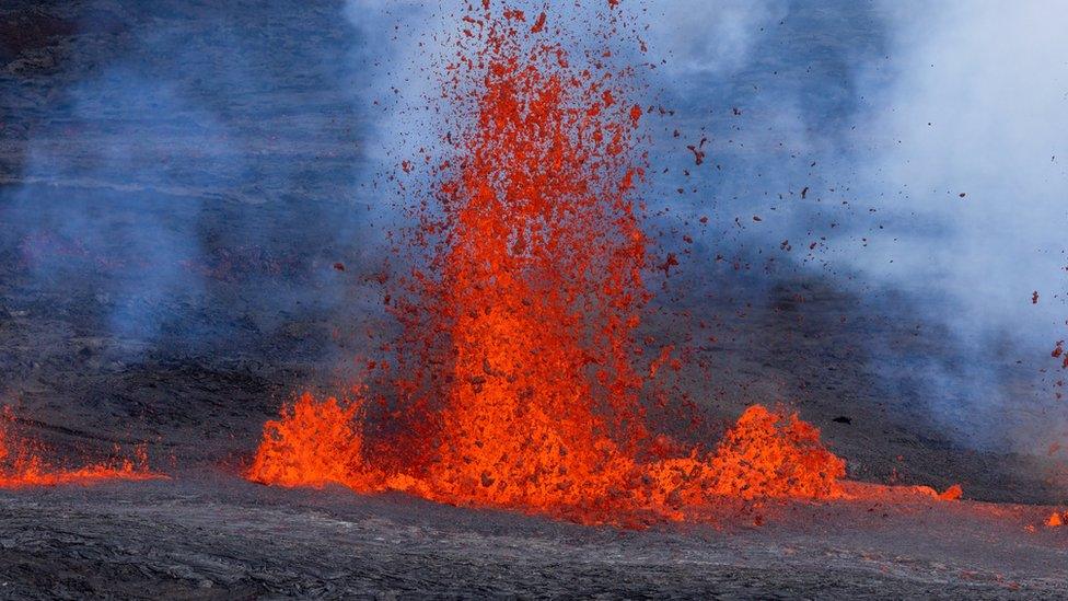 Volcano erupts in Hawaii