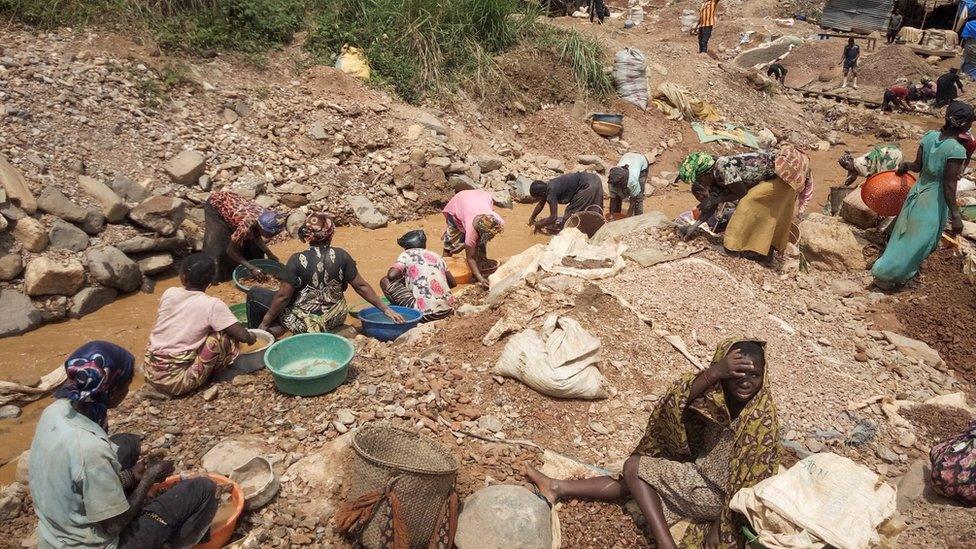 Congolese miners work at an artisanal gold mine near Kamituga in the east of the Democratic Republic of Congo, May 22, 2019.