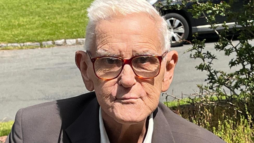 Surrey residents back plans to ban HGVs on country lanes - BBC News