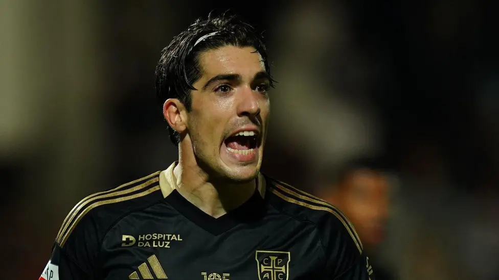El Bolton ficha al defensa Larrazabal con un contrato de dos años.