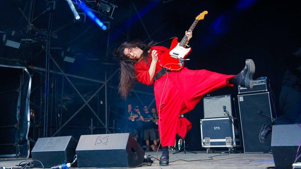 Bo Ningen bring the stage acrobatics