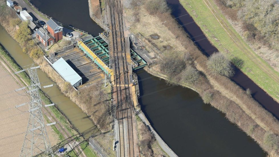 Rail crossing over the Stainforth and Keadby Canal