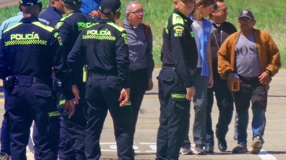 Luis Manuel Díaz (far right) arrives by helicopter at Valledupar