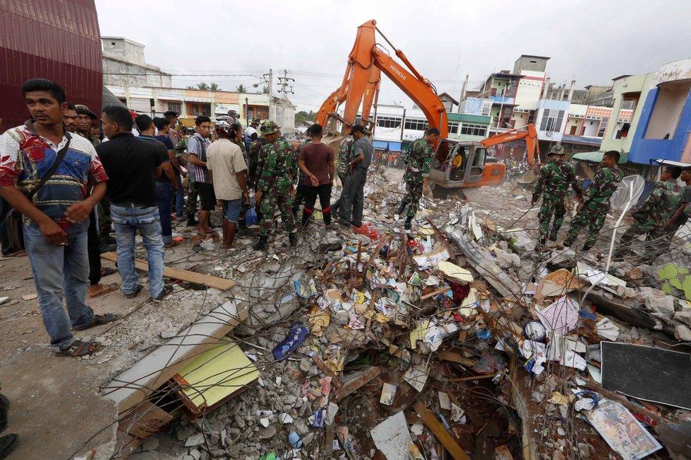 Indonesian rescue team search for victims after an earthquake struck Pidie Jaya district, Aceh, Indonesia, 7 December 2016.