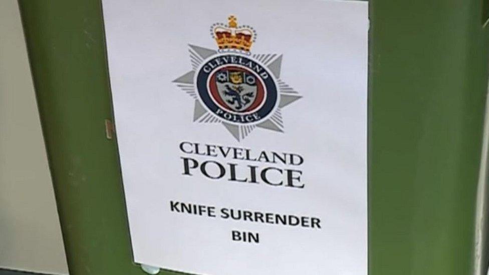 Knife bin