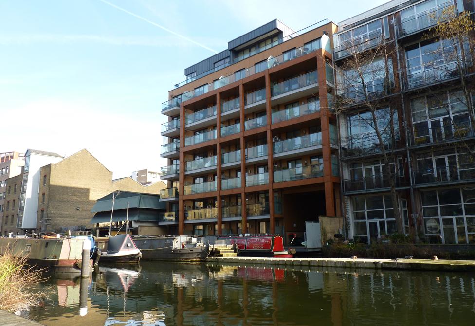 The tranquillity of De Beauvoir Wharf