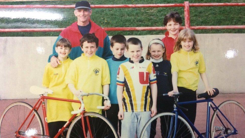 Geraint Thomas gyda phlant eraill y Maindy Flyers