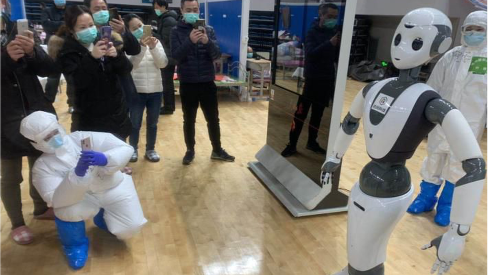 Cloudminds robot in Wuhan hospital