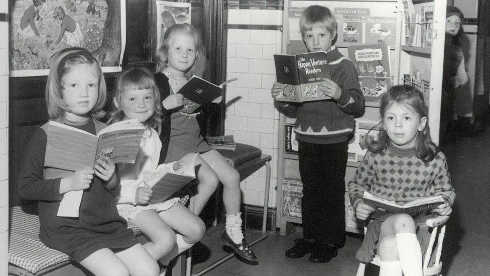 Gwers ddarllen yn Ysgol Dinbych y Pysgod