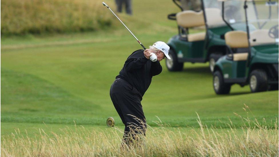 Dòmhnall Trump a' cluiche ghoilf aig Turnberry