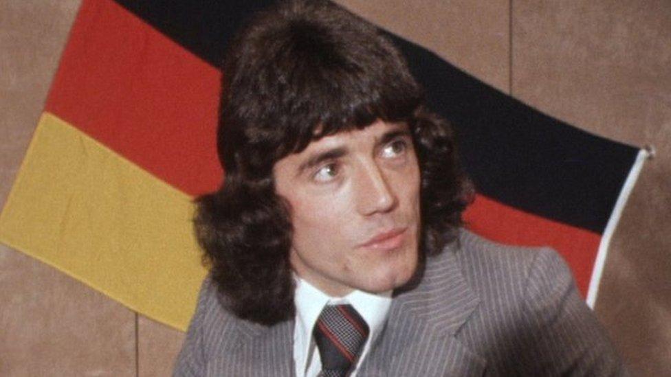 Kevin Keegan transferred to Hamburg in 1977