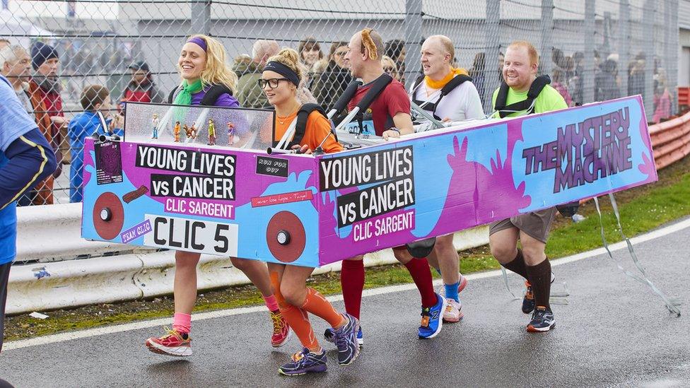 runners dressed as scooby doo characters