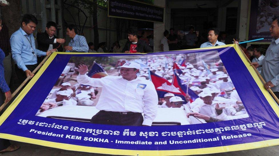 Supporters prepare a banner calling for the release of CNRP President Kem Sokha