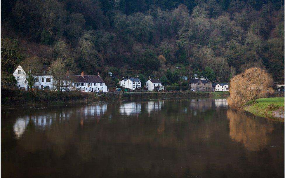 Adlewyrchiad tai yn Afon Gwy, Tintern