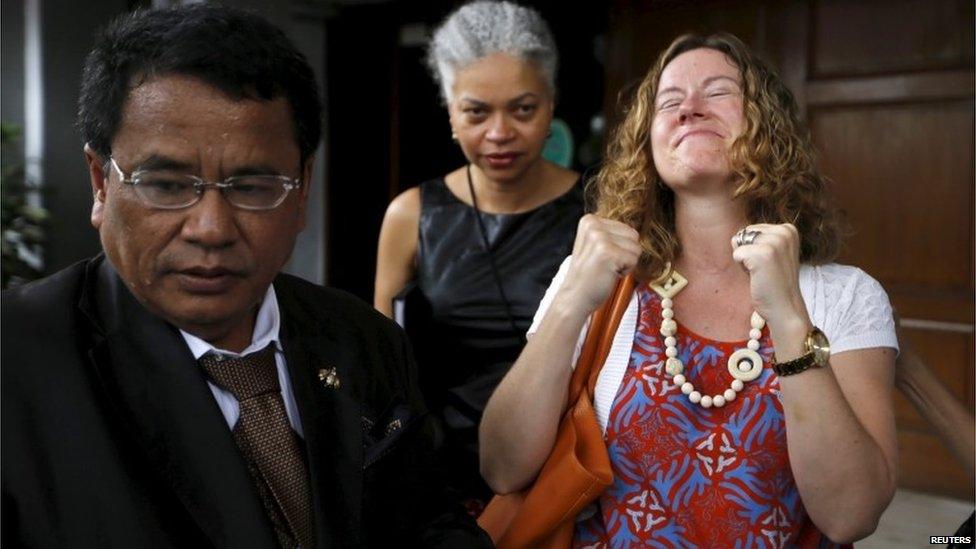 Tracy Bantleman (R), wife of Canadian teacher Neil Bantleman, in Jakarta (14 Aug 2015)