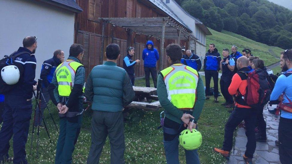 Officers getting a briefing before the search