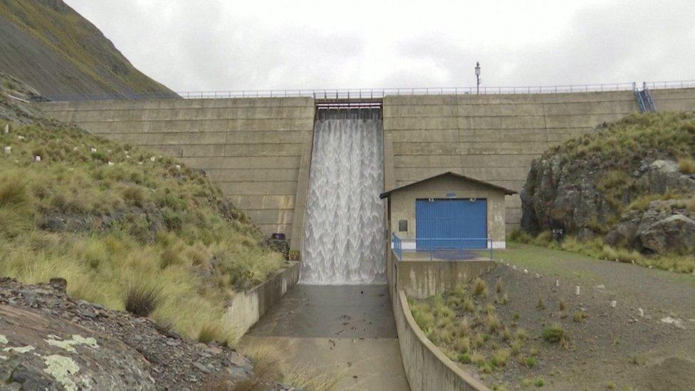 The spill gates at the Incachaca reservoir