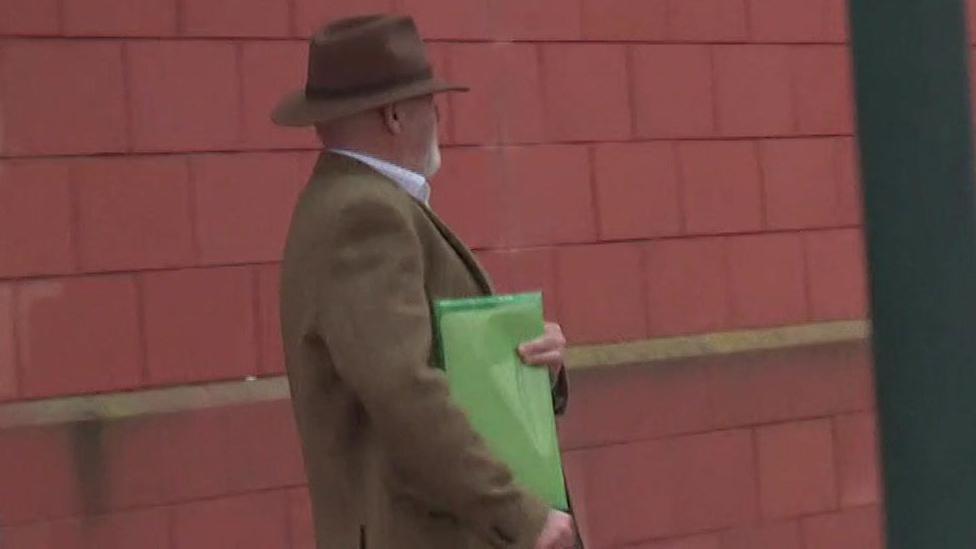 John Pughe yn gadael Llys Ynadon Llandudno ddydd Gwener