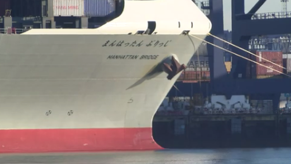 Manhattan Bridge container ship