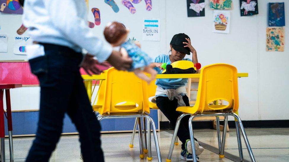 Una niña está sentada en uno de los salones del Centro Residencial Familiar del Sur de Texas en 2019.